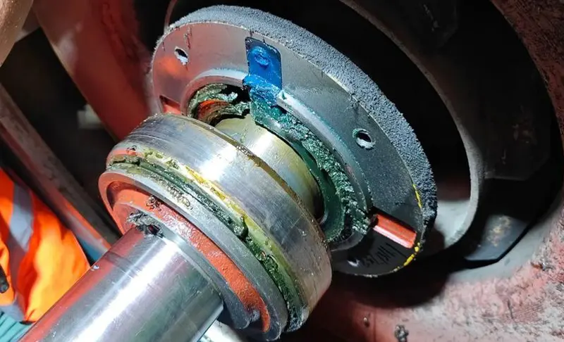 Plan for replacing the motor mearings on a high-pressure press