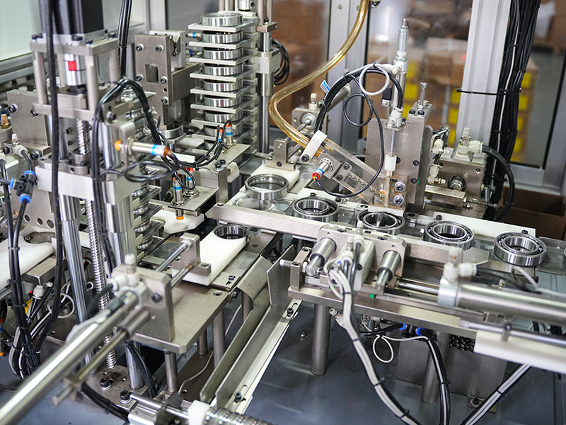 Loading of rolling elements in deep-groove ball bearings